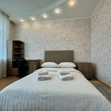 Apartpoltava: Spacious Family Suite in City Center Exterior photo